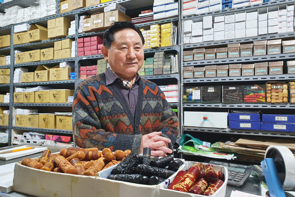 부산시 진구에서 40년 넘게 인장？인쇄 전문점을 운영하는 이성환 대표는 올해 1월 중소벤처기업부로부터 ‘백년가게’ 타이틀을 얻었다. 