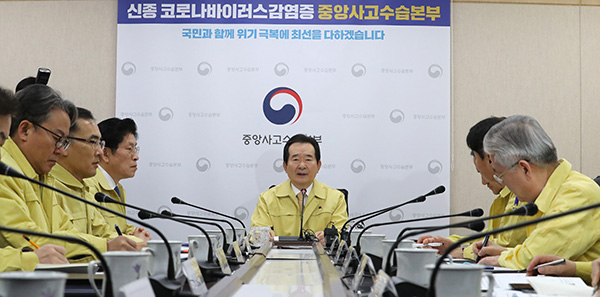 정세균 국무총리(가운데)가 6일 오전 세종시 정부세종청사에서 열린 신종 코로나바이러스 감염증 대응 중앙사고수습본부 회의에서 발언하고 있다. (사진=저작권자(c) 연합뉴스, 무단 전재-재배포 금지)