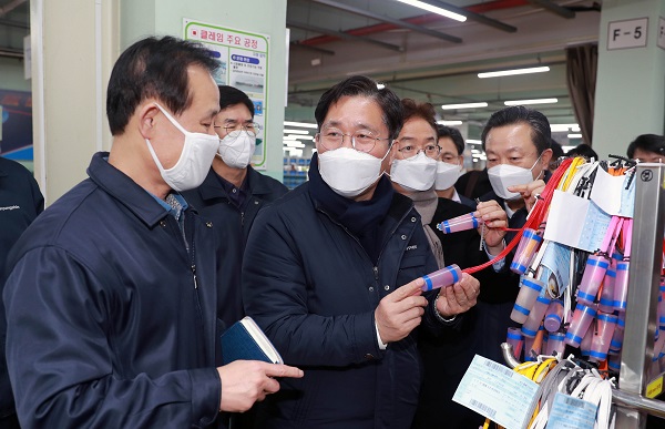 성윤모 산업통상자원부 장관은 지난 6일 신종 코로나바이러스 감염증 확산으로 부품공급 차질을 빚고 있는 자동차 부품인 와이어링 하네스를 생산하는 (주)경신 경주공장을 방문해 기업의 애로사항을 생산라인 공정을 둘러보고 있다.(사진=산업통상자원부) 