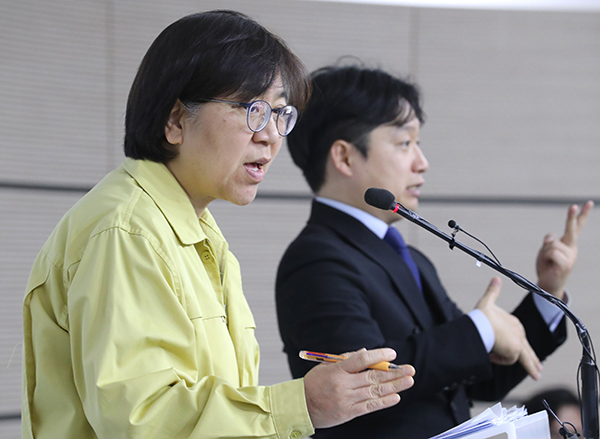 정은경 중앙방역대책본부장(질병관리본부장)이 7일 오후 세종시 정부세종청사에서 신종 코로나바이러스 감염증 국내 발생현황 및 확진환자 중간조사 결과 등 정례브리핑을 마친 뒤 취재진의 질문에 답변하고 있다. (사진=저작권자(c) 연합뉴스, 무단 전재-재배포 금지)
