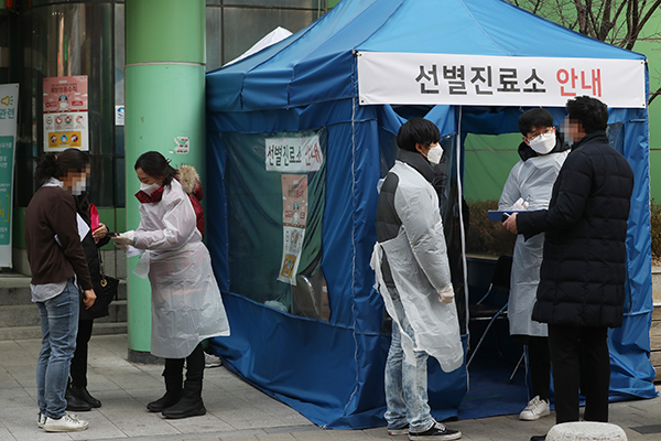 7일 서울 중구보건소 신종 코로나바이러스 감염증 선별진료안내소를 찾은 시민들이 보건소 관계자들과 대화를 하고 있다. 중앙사고수습본부는 이날 “신종코로나 검사는 선별진료소가 설치된 보건소와 의료기관에서 가능하다”고 발표했다. 검체 채취가 가능한 의료기관 명단은 신종코로나 누리집의 ‘가까운 선별진료소 찾기’에서 확인할 수 있다. 신속 진단 검사 도입에 따라 결과는 6시간 안에 나온다. (사진=저작권자(c) 연합뉴스, 무단 전재-재배포 금지)