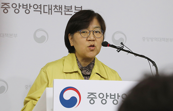 정은경 중앙방역대책본부장(질병관리본부장)이 10일 오후 세종시 정부세종청사에서 신종 코로나바이러스 감염증 국내 발생현황 및 확진환자 중간조사 결과 등 정례브리핑을 하고 있다. (사진=저작권자(c) 연합뉴스, 무단 전재-재배포 금지)