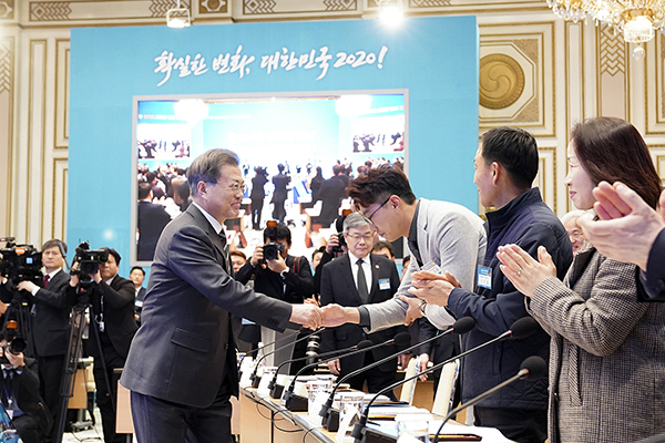 문재인 대통령이 11일 오후 청와대에서 열린 고용노동부·환경부·농림축산식품부 업무보고에서 참석자들과 인사하고 있다. (사진=청와대)