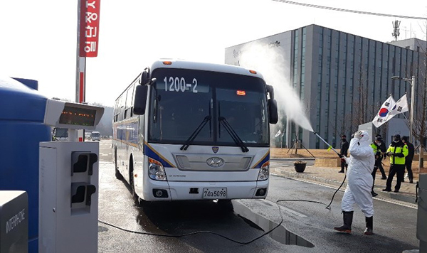 7일 오전 우한 교민을 수용한 충북 진천 국가공무원인재개발원에서 관계자가 경비를 마친 경찰을 싣고 나오는 경찰버스를 소독하고 있다. (사진=저작권자(c) 연합뉴스, 무단 전재-재배포 금지)