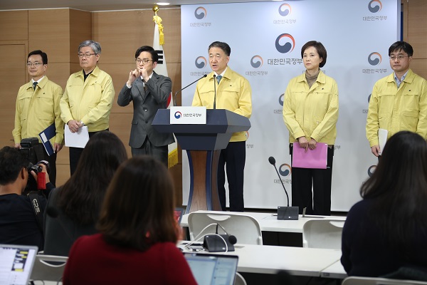 신종 코로나바이러스 감염증(코로나19) 중앙사고수습본부 본부장인 박능후 보건복지부 장관이 16일 오후 정부서울청사에서 중수본 회의 결과를 브리핑하고 있다.(사진=저작권자(c) 연합뉴스, 무단 전재-재배포 금지)