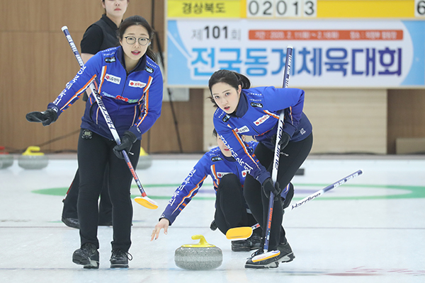  제101회 전국동계체육대회 컬링 여자일반부 단체전에서 '팀킴' 경북체육회 김경애(오른쪽)와 김선영이 스위핑하고 있다.(사진=저작권자(c) 연합뉴스, 무단 전재-재배포 금지)