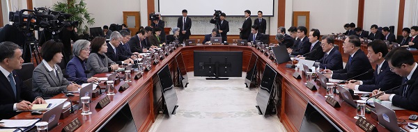 18일 청와대에서 국무회의 참석 장관들이 문재인 대통령의 발언을 듣고 있다.(저작권자(c) 연합뉴스, 무단 전재-재배포 금지) 
