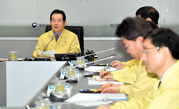 정세균 국무총리가 19일 오후 정부서울청사 중앙재난안전상황실 서울상황센터에서 열린 신종 코로나바이러스 감염증(코로나19) 대응 중앙사고수습본부 회의에서 발언하고 있다.