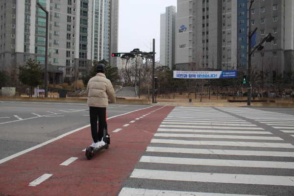 규제샌드박스로 현재 동탄역에서는 자전거도로에서 이용할 수 있습니다.