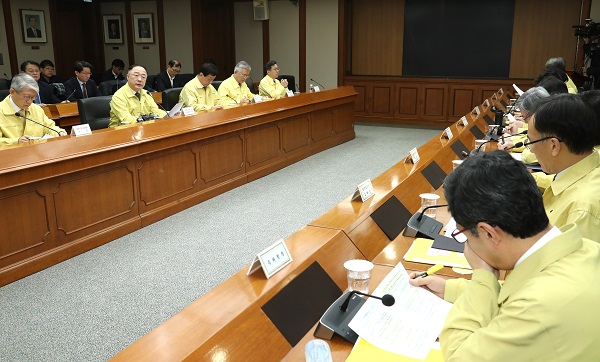 19일 오전 서울 여의도 수출입은행에서 열린 '제7차 코로나19 대응 경제관계장관회의 겸 제5차 경제활력대책회의 '에서 홍남기 경제부총리 겸 기획재정부 장관이 발언하고 있다.(저작권자(c) 연합뉴스, 무단 전재-재배포 금지) 