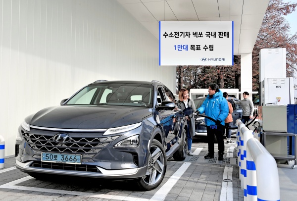 지난해 10월 기준 전 세계 수소전기차 시장에서 한국의 비중은 52.4%로, 전체 절반 이상의 수소전기차가 한국에서 판매됐다. 이날 서울 여의도 국회충전소에서 현대차 관계자들이 '넥쏘'에 수소를 주입하고 있다.(출처=뉴스1)