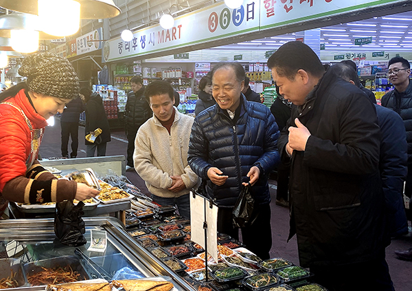 지난 14일 조봉환 소상공인시장진흥공단 이사장이 임직원과 함께 대전 중리 전통시장을 찾아 먹거리를 구입하고 있다.(사진=소상공인시장진흥공단)