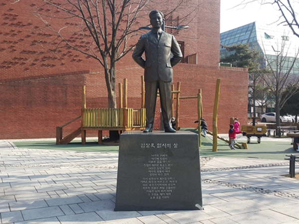 서울 대학로 마로니에 공원에 있는 김상옥열사의 동상이다.
