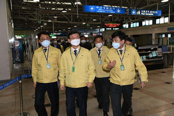 문성혁 해양수산부 장관이 인천시 중구 인천항 제2국제여객터널 입국장을 찾아 국제여객터미널 검역실태를 점검하고 있다.(사진=해양수산부) 