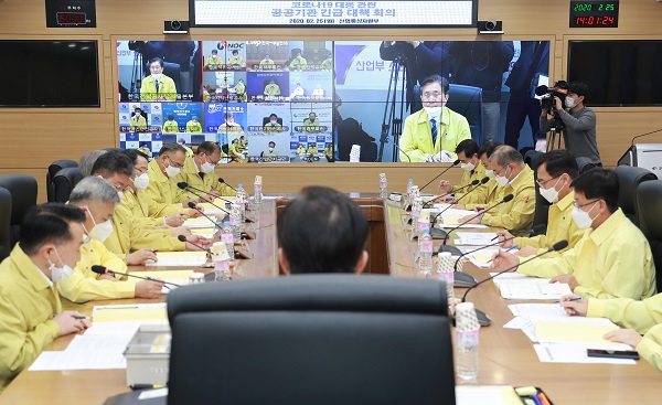 성윤모 산업통상자원부 장관은 25일 오후 여의도 한국전력 남서울본부 영상회의실에서 산업부 소관 40개 공공기관장들과 코로나19 대응 산업부 소관 공공기관 긴급대책 영상회의를 주재하고 있다. (사진=산업부)