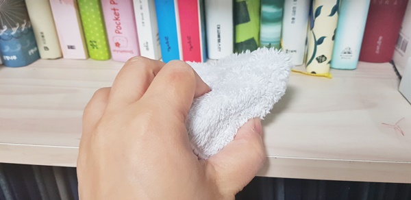 구석구석 닦다 보면 평소 눈에 띄지 않던 먼지도 보인다.