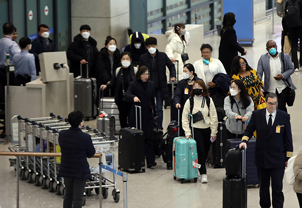 인천국제공항 1터미널에서 입국객들이 마스크를 쓰고 입국하고 있다. (사진=저작권자(c) 연합뉴스, 무단 전재-재배포 금지)