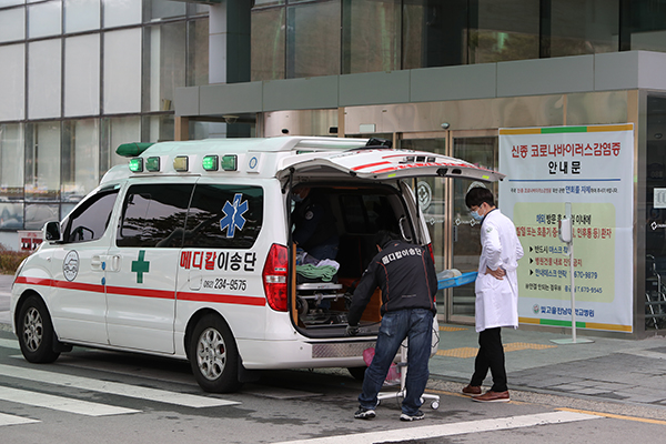 24일 정부가 감염병전담병원으로 지정한 광주 남구 빛고을전남대병원에서 의료진과 사설 구급요원이 입원 환자를 다른 병원으로 옮기고 있다. (사진=저작권자(c) 연합뉴스, 무단 전재-재배포 금지)