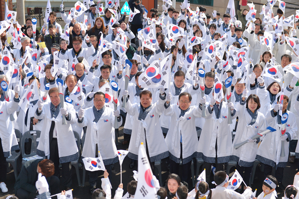매년 3월이 되면 일신여학교에서 동구청까지 1.4km 거리행진으로 100년 전 전국에 울려퍼진 3？1운동 만세함성을 재현하고 있다. <사진=부산동구청 제공>