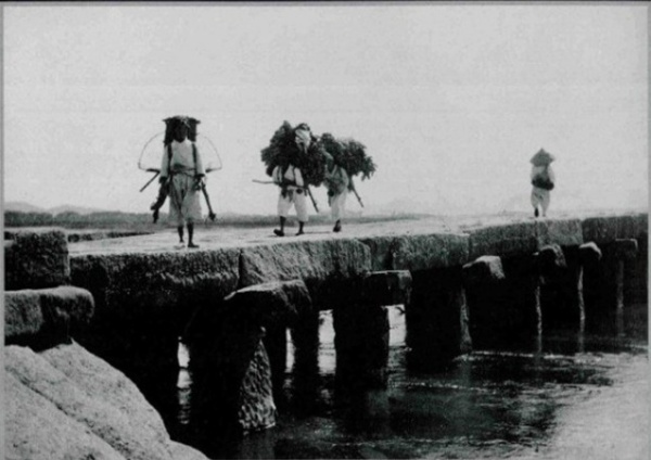 왕십리에서 중랑천을 건너 뚝섬으로 건너가는 살곶이다리. 1910년대 무렵.(출처=성동역사문화연구회)
