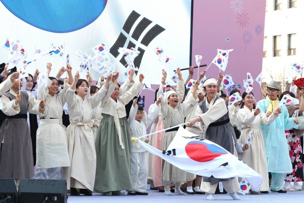 19년 왕십리광장, 시민들 앞에서 선보인 성동구립극단의 창작뮤지컬 형식의 뚝섬만세운동. 오른쪽 첫 번째는 기자 본인임. 사진: 성동구청 제공