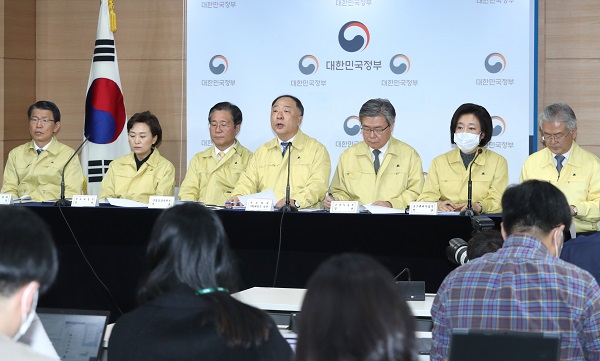 홍남기 경제부총리 겸 기획재정부 장관이 28일 서울 종로구 정부서울청사에서 코로나19 파급영향 최소화 등 민생경제 종합대책을 발표하고 있다. (저작권자(c) 연합뉴스, 무단 전재-재배포 금지) 