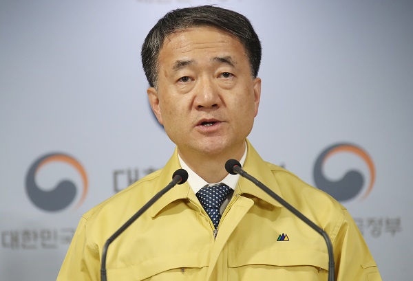박능후 중앙재난안전대책본부 1차장이 1일 오후 세종시 정부세종청사 보건복지부에서 코로나19 지역확산 대응 치료체계 재구축 방안에 대해 브리핑하고 있다. (저작권자(c) 연합뉴스, 무단 전재-재배포 금지)