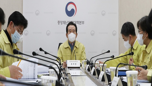 정세균 국무총리(중앙재난안전대책본부장)가 1일 오후 세종시 정부세종청사 보건복지부에서 코로나19 중앙재난안전대책본부 회의를 주재하고 있다. (저작권자(c) 연합뉴스, 무단 전재-재배포 금지)
