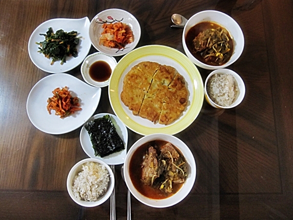 아내가 주문한 녹두빈대떡, 뼈해장국으로 저녁을 든든하게 해결했다.
