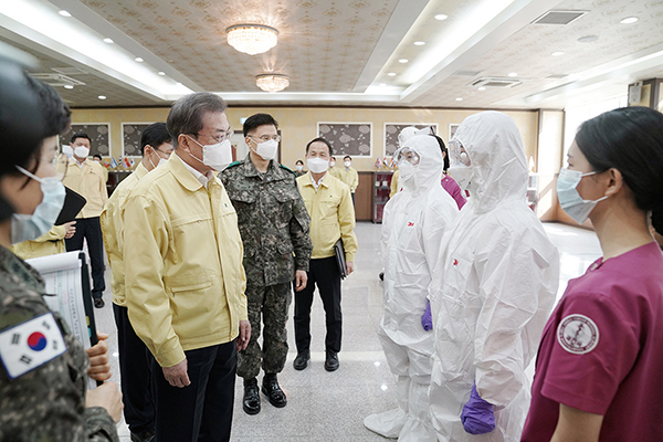 문재인 대통령이 2일 오후 대전광역시 유성구 국군간호사관학교에서 신임소위들의 선별진료소 훈련을 참관한 뒤 대화하고 있다. (사진=청와대)