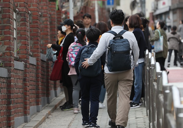 교육부가 2일 올해부터 초등학교 1학년을 학부모 안심학년으로 정하고 학습부터 안전, 돌봄 전 영역에서 책임지도를 강화하는 내용의 2020 업무계획을 발표했다. 사진은 서울의 한 초등학교의 등굣길 모습. (저작권자(c) 연합뉴스, 무단 전재-재배포 금지) 