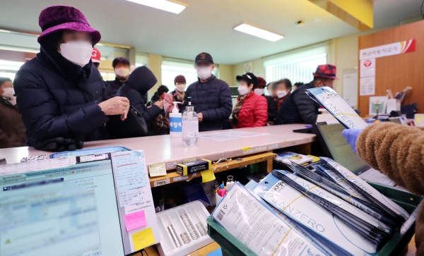2일 세종시 장군면 장군우체국에서 시민들이 마스크를 구매하고 있다. 