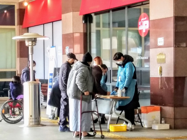 국민안심병원으로 지정된 분당서울대병원. 출입구에서 문진표를 작성하고 체온을 측정한 후 출입허가증을 발급받아야 입장이 가능하다. 