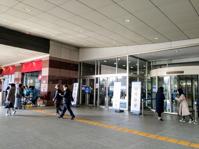 출입이 철저히 통제되는 병원 입구.