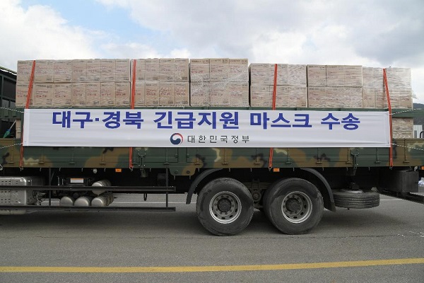 정부가 대구 경북 지역의 취약계층과 의료기관 종사자 등에게 제공할 마스크 구입 비용으로 220억원을 배정했다. 사진은 지난 27일 육군이 11t 차량을 동원해 대구·경북에 긴급지원 마스크를 수송하고 있는 모습.