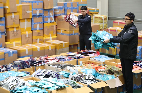 2월 13일 오전 인천 중구 인천본부세관 화물청사에서 세관 직원들이 보건용 마스크 불법 해외 반출을 집중 단속해 적발한 마스크를 정리하고 있다. (저작권자(c) 연합뉴스, 무단 전재-재배포 금지)