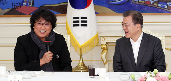 봉준호 감독이 지난 달 20일 청와대에서 문재인 대통령의 영화 <기생충> 제작진, 배우 초청 오찬에 앞서 인사말을 하고 있다. (사진=저작권자(c) 연합뉴스, 무단 전재-재배포 금지)