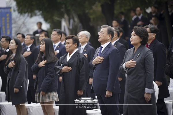 지난 3월 1일 서울 종로구 필운동 배화여고에서 열린 제101주년 3.1절 기념식에서 참석자들이 국민의례를 하고 있다(출처=청와대).