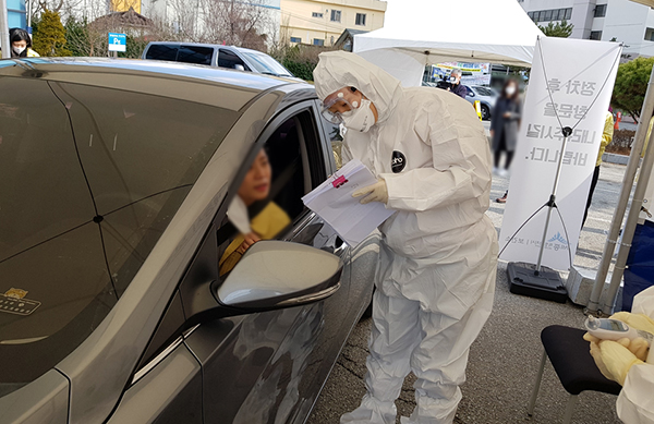 자동차 이동형(드라이브 스루 Drive-Thru) 선별진료소 세종시 보건소 운영 사례. (사진=보건복지부 제공)