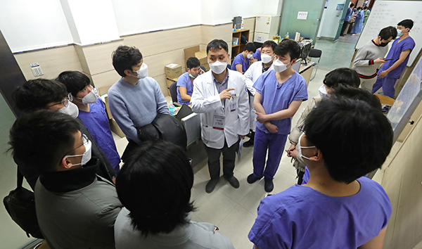 29일 오전 대구시 중구 계명대학교 대구동산병원에 파견을 나온 공중보건의들이 담당 의사로부터 교육을 받고 있다. (사진=저작권자(c) 연합뉴스, 무단 전재-재배포 금지)