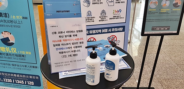 손에는 차가운 소독제를 뿌리지만, 마음에는 따뜻한 차 한 모금이 절실한 시기다.