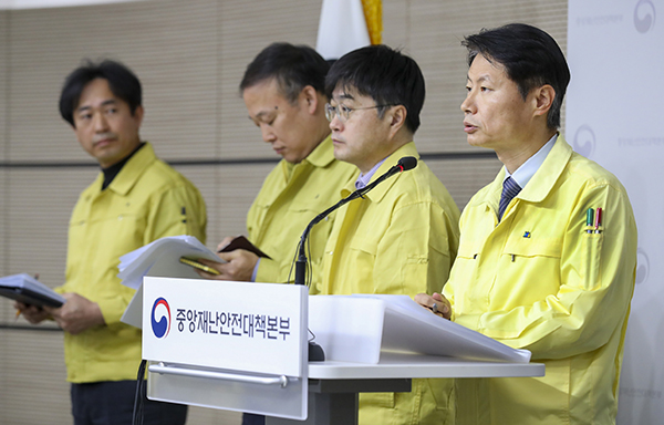 김강립 중앙재난안전대책본부 제1총괄조정관(보건복지부 차관)이 5일 세종시 정부세종청사에서 코로나19 대응 중앙재난안전대책본부 회의 결과 등 정례브리핑을 하고 있다. (사진=보건복지부 제공)