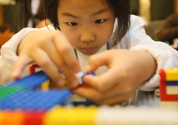 한 어린이가 블록으로 항만 모형을 만드는데 집중하고 있다. (사진=저작권자(c) 연합뉴스, 무단 전재-재배포 금지)