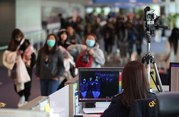 인천국제공항 제1터미널 입국장에서 질병관리본부 국립검역소 직원들이 열화상 카메라로 중국 공항에서 출발해 인천공항에 도착한 승객들의 체온을 측정하고 있다.(사진=저작권자(c) 연합뉴스, 무단 전재-재배포 금지)