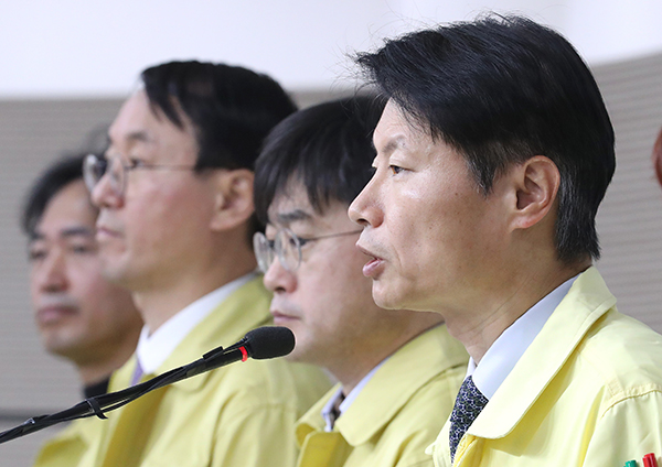 김강립 중앙재난안전대책본부 제1총괄조정관(보건복지부 차관, 오른쪽)이 6일 세종시 정부세종청사에서 코로나19 대응 중앙재난안전대책본부 회의 결과 등 정례브리핑을 마친 뒤 취재진의 질문에 답변하고 있다. (사진=저작권자(c) 연합뉴스, 무단 전재-재배포 금지)