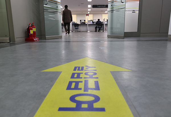서울의 한 고용복지플러스센터에서 민원인이 실업급여 자격 신청을 하고 있다. (사진=저작권자(c) 연합뉴스, 무단 전재-재배포 금지)