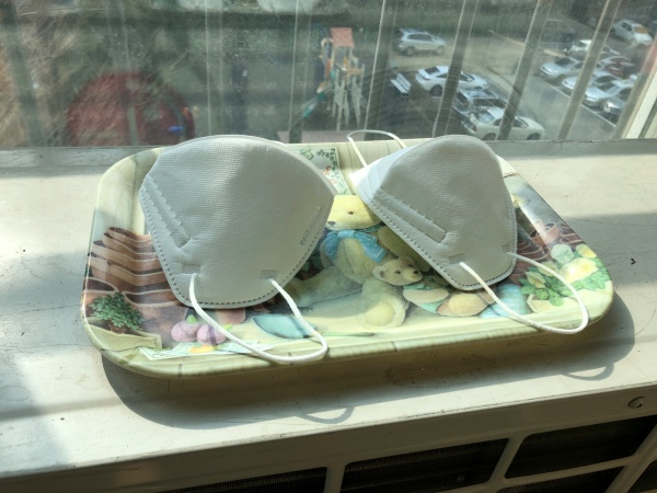 환기가 잘 되는 장소에 마스크를 펼쳐둔 채 자연건조하는 모습. 헤어드라이기, 전자레인지를 이용하지 않고 햇빛을 통해 건조하고 있다. 