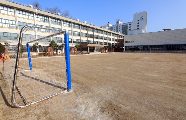 2일 서울의 한 초등학교 운동장이 텅 비어있다. 교육부는 전국의 유치원과 초중고교의 개학을 3월 2일에서 9일로 1주일 늦춘 데 이어 이날 2주를 더 연기하기로 했다. 따라서 전국 초등학교 개학일은 오는 23일이며, 