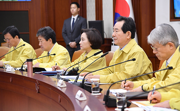 정세균 국무총리가 10일 정부서울청사 중앙재난안전상황실 서울상황센터에서 열린 신종 코로나바이러스 감염증(코로나19) 대응 점검 중앙재난안전대책본부(중대본) 회의를 주재하며 발언하고 있다.
