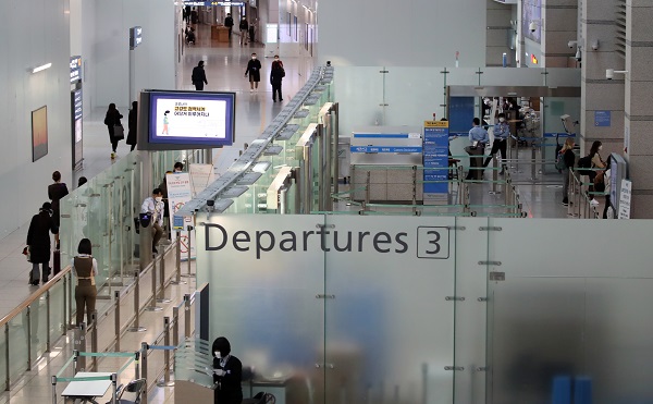 신종 코로나바이러스 감염증(코로나19) 여파로 여행객이 줄면서 지난 2일 인천국제공항 출국장이 썰렁한 모습을 보이고 있다. (사진=저작권자(c) 연합뉴스, 무단 전재-재배포 금지)